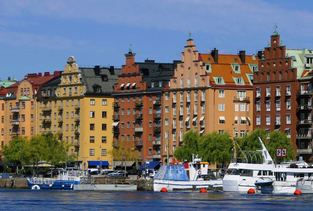 Markiser i Stockholm: En Skyddande Lövverk för Ditt Hem