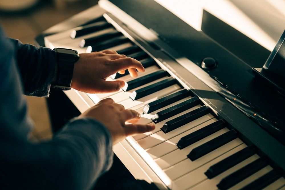 Köpa piano stockholm  en guide till rätt instrument för hem och scen